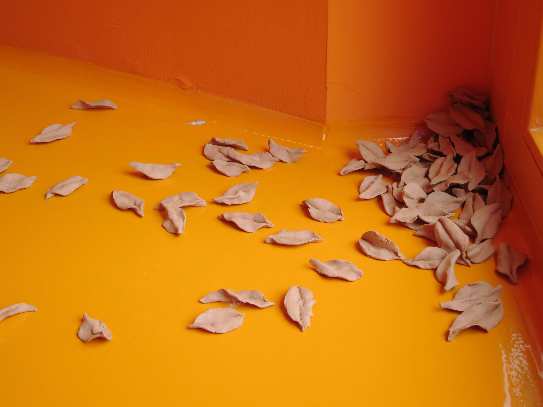 Hugo Livet, Entre-temps, argile rouge, dimensions variables, installation au centre Jean Wagner (Mulhouse), 2014