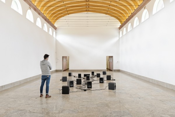 Dominique Petitgand, De l'éléctricité dans l'air, 2015, installation sonore pour 18 haut-parleurs, Centre international d'art et du paysage de l'île de Vassivière, Beaumont du Lac, 2015 © Crédit photo : Aurélien Mole